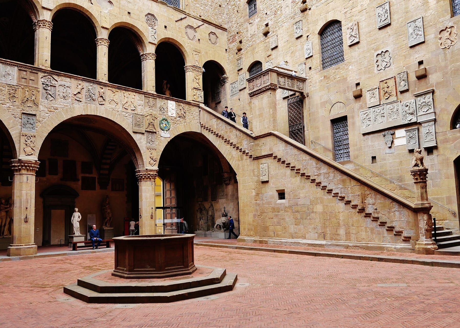 Cortile del Museo Nazionale del Bargello con loggiato e stemmi