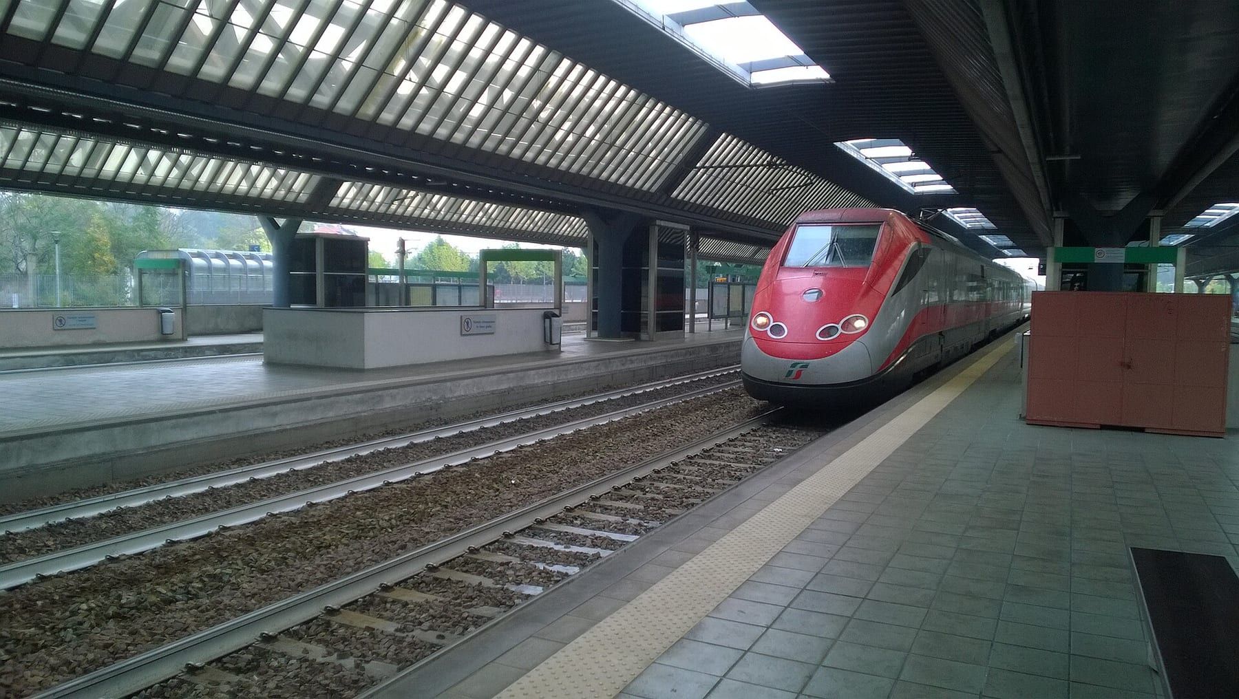 Treno ad alta velocità Frecciarossa in stazione